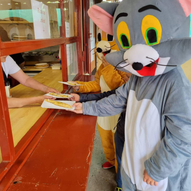 Tom jelmezben rendel egy animátor ételt